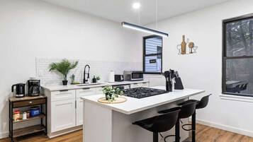 Frigorifero, microonde, forno, piano cottura