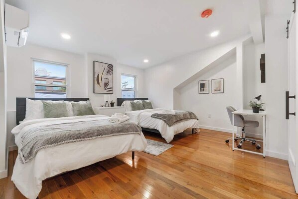 6 soverom, skrivebord, strykejern/-brett og reiseseng for barn