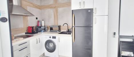 Geladeira, micro-ondas, fogão, cooktop