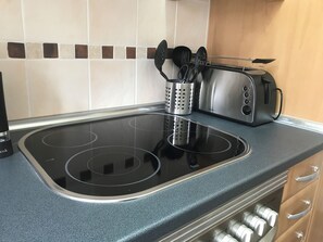 Frigorífico, microondas, horno y lavavajillas