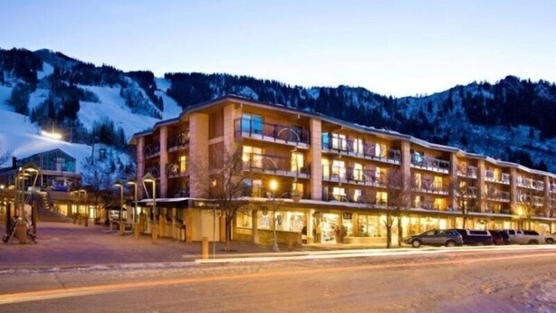 A multi-story hotel with balconies, located in a mountainous area. - Gold-rated 2 Bedroom Condo at the Base of Aspen Mountain (Aspen)