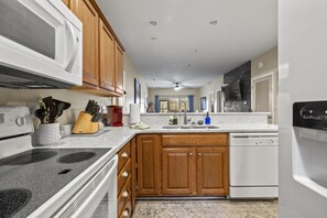 Fridge, microwave, oven, stovetop - Stonebridge Condo with pickleball, golf, pools! (Branson West)