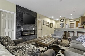 Älytelevisio, takka, kirjoja