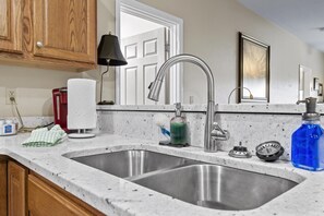 Interior - Stonebridge Condo with pickleball, golf, pools! (Branson West)