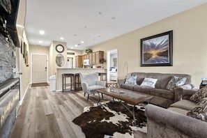 Interior - Stonebridge Condo with pickleball, golf, pools! (Branson West)