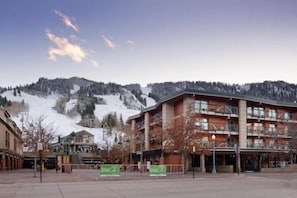 Exterior - 2 Bedroom Premier Vacation Rental in Downtown Aspen - Steps From Gondola! (Aspen)