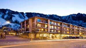A multi-story hotel with balconies, located in a mountainous area. - 2 Bedroom Premier Vacation Rental in Downtown Aspen - Steps From Gondola! (Aspen)