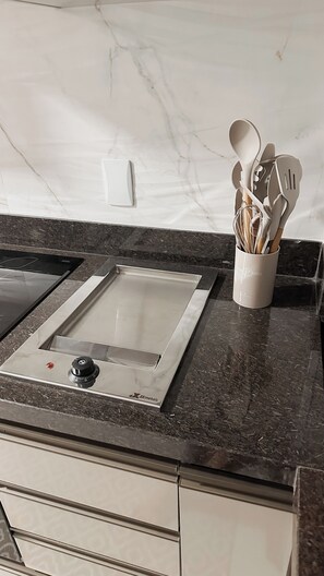 Private kitchen - Perfect apartment with Air Cond, WiFi and hydromassage  (Jardins Mangueiral - Brasília)