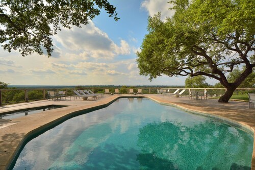 Private 3 bedroom house with a backyard & hot tub