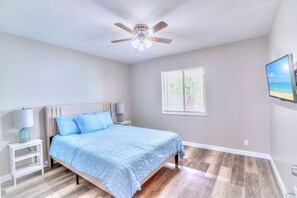 2 bedrooms, iron/ironing board, travel crib, WiFi - Beautiful 2-bedroom coastal home minutes from beach & downtown (Lantana)