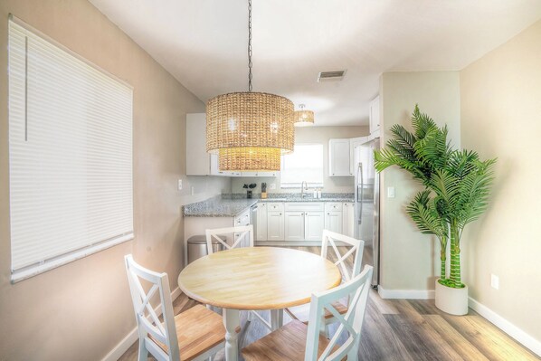 Dining - Beautiful 2-bedroom coastal home minutes from beach & downtown (Lantana)