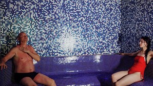 A room with mosaic tile walls and a curved seating area. - Instytut Zdrowia Sofra Fit & SPA Karpacz (Karpacz)