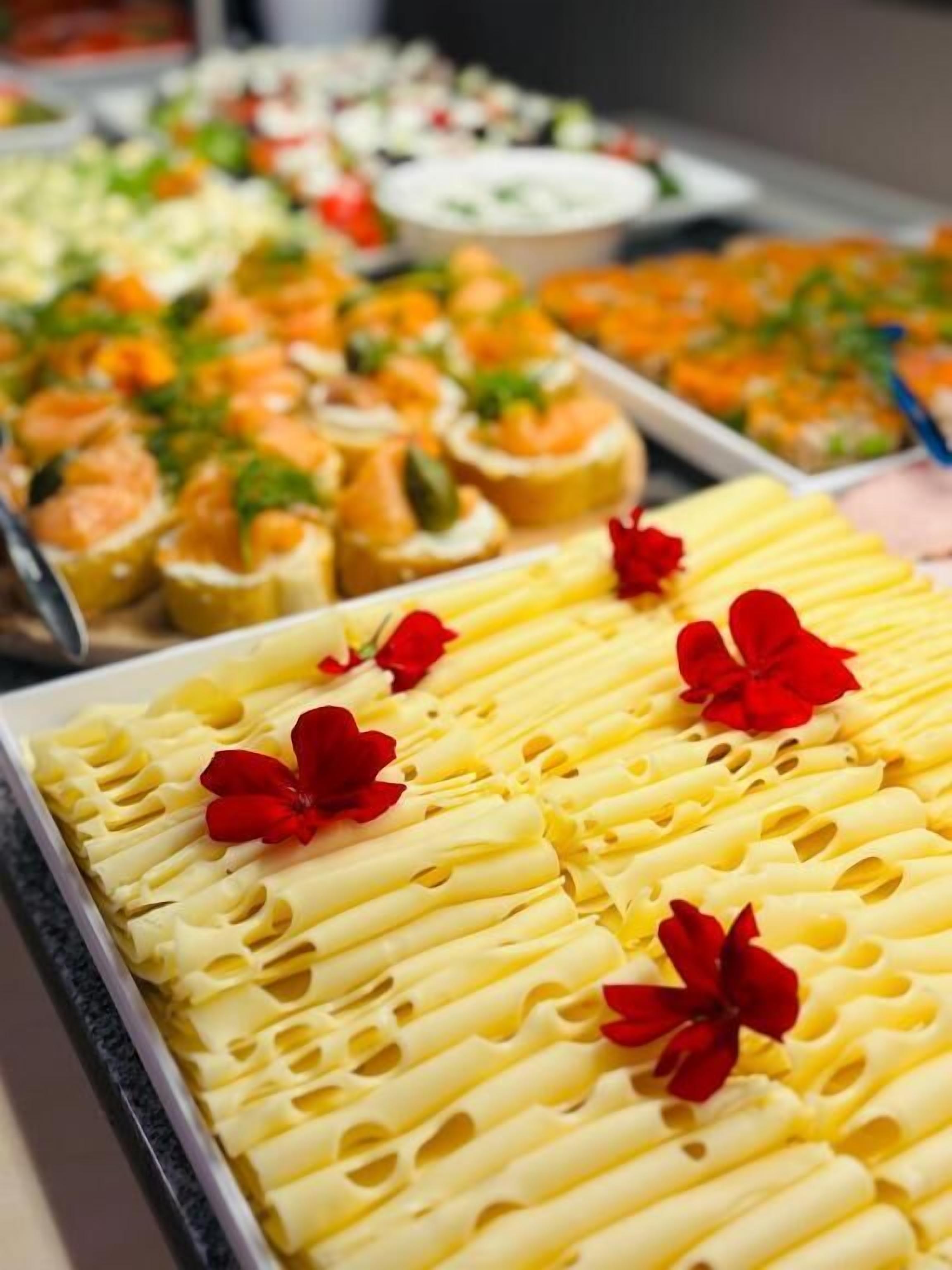 Een buffet met diverse gerechten, waaronder pasta en zeevruchten.