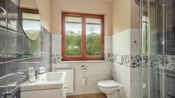 Dusj, hårføner, badekåper og håndklær