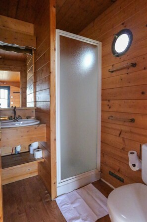 Shower, soap, toilet paper - Cozy Caravan at Volcano Foot – Hiking with Donkey & Goat Available ! (SAINT-FRONT)