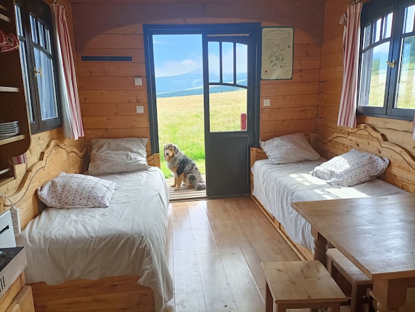 2 bedrooms, WiFi - Cozy Caravan at Volcano Foot – Hiking with Donkey & Goat Available ! (SAINT-FRONT)
