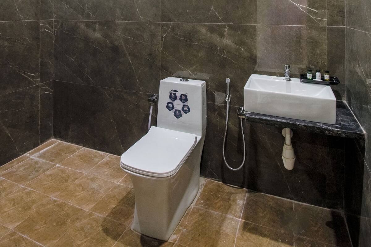 Deluxe tweepersoonskamer | Badkamer | Een douche, gratis toiletartikelen, pantoffels, handdoeken