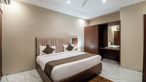 Un dormitorio con cama, ventilador de techo, armario y espejo de baño.