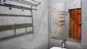 Shower, free toiletries, towels - manya home stay (Agra)