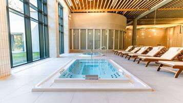 Bañera de hidromasaje interior