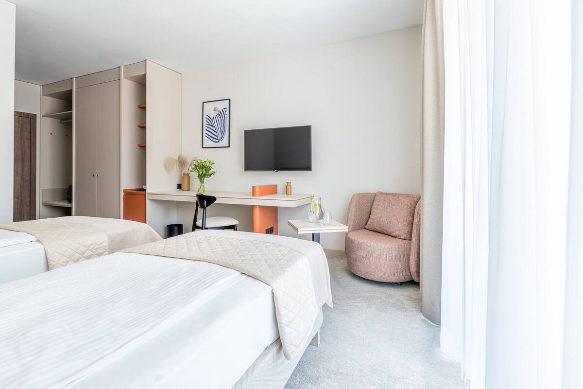 Deluxe-Doppelzimmer, Balkon | Zimmersafe, Bügeleisen/Bügelbrett, kostenloses WLAN, Bettwäsche