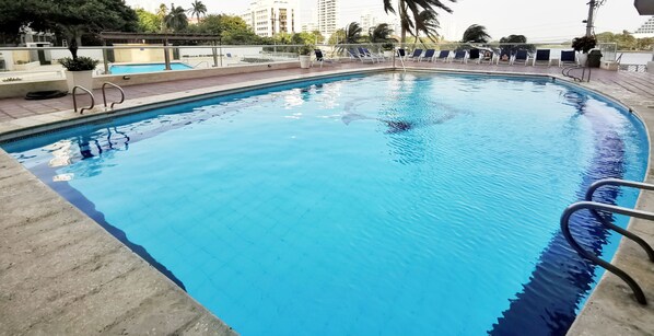 Una piscina al aire libre