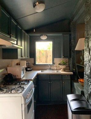 Fridge, microwave, oven, stovetop - DesignerCottage-Heart of 5 Points 2BR1Bath+Kitchen (Athens)