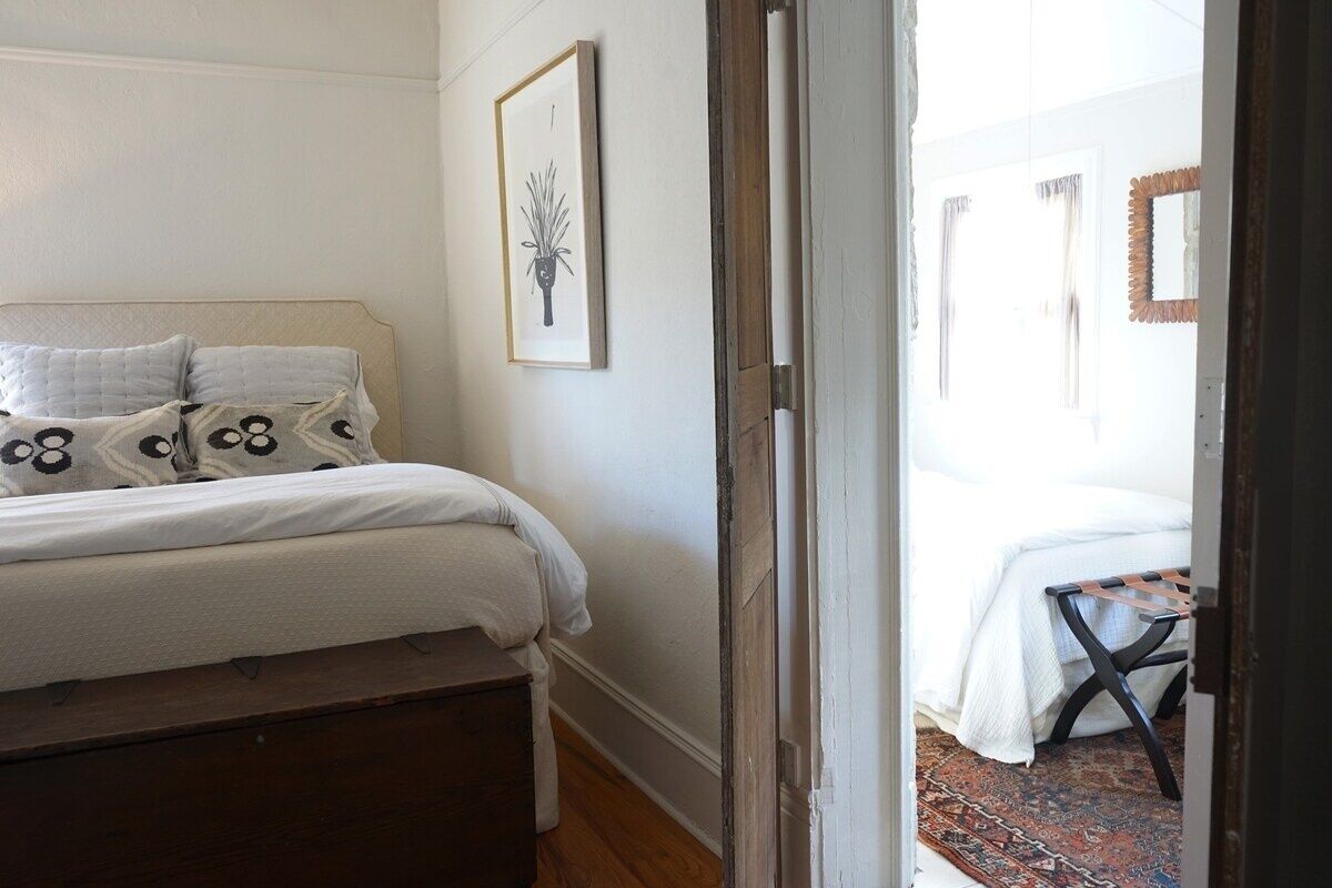 2 bedrooms, iron/ironing board, internet, bed sheets