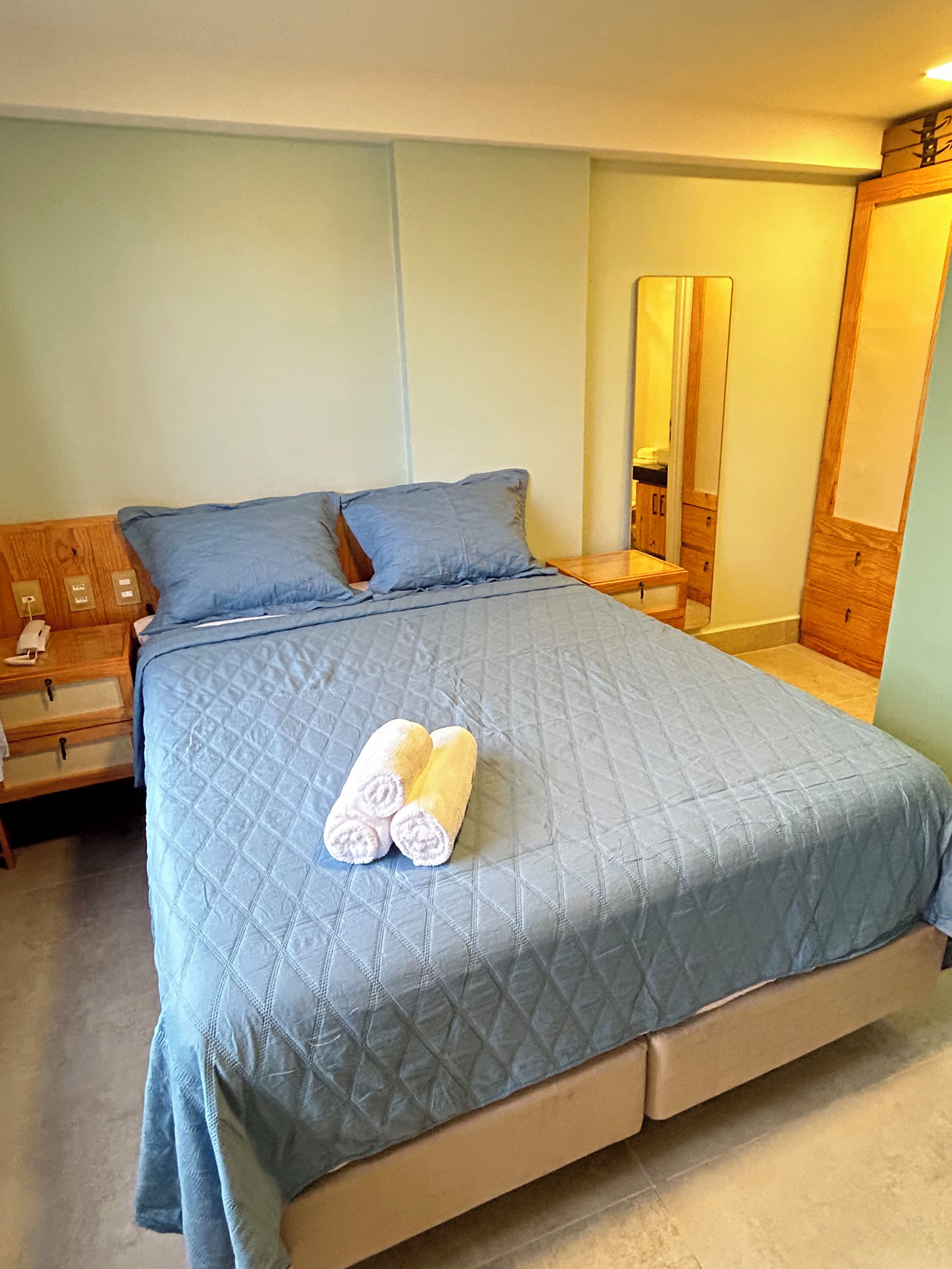 Espacio para trabajar con laptop y cortinas blackout 