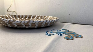 A woven basket on a fabric surface. - Double Room with private bathroom in Terralba (Oristano) - Juniper (Terralba)