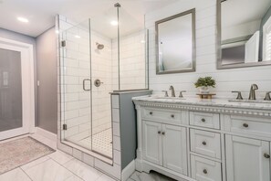 Een douche, een haardroger, handdoeken, zeep