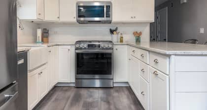 Welcoming Cozy Retreat for Friends and Family!