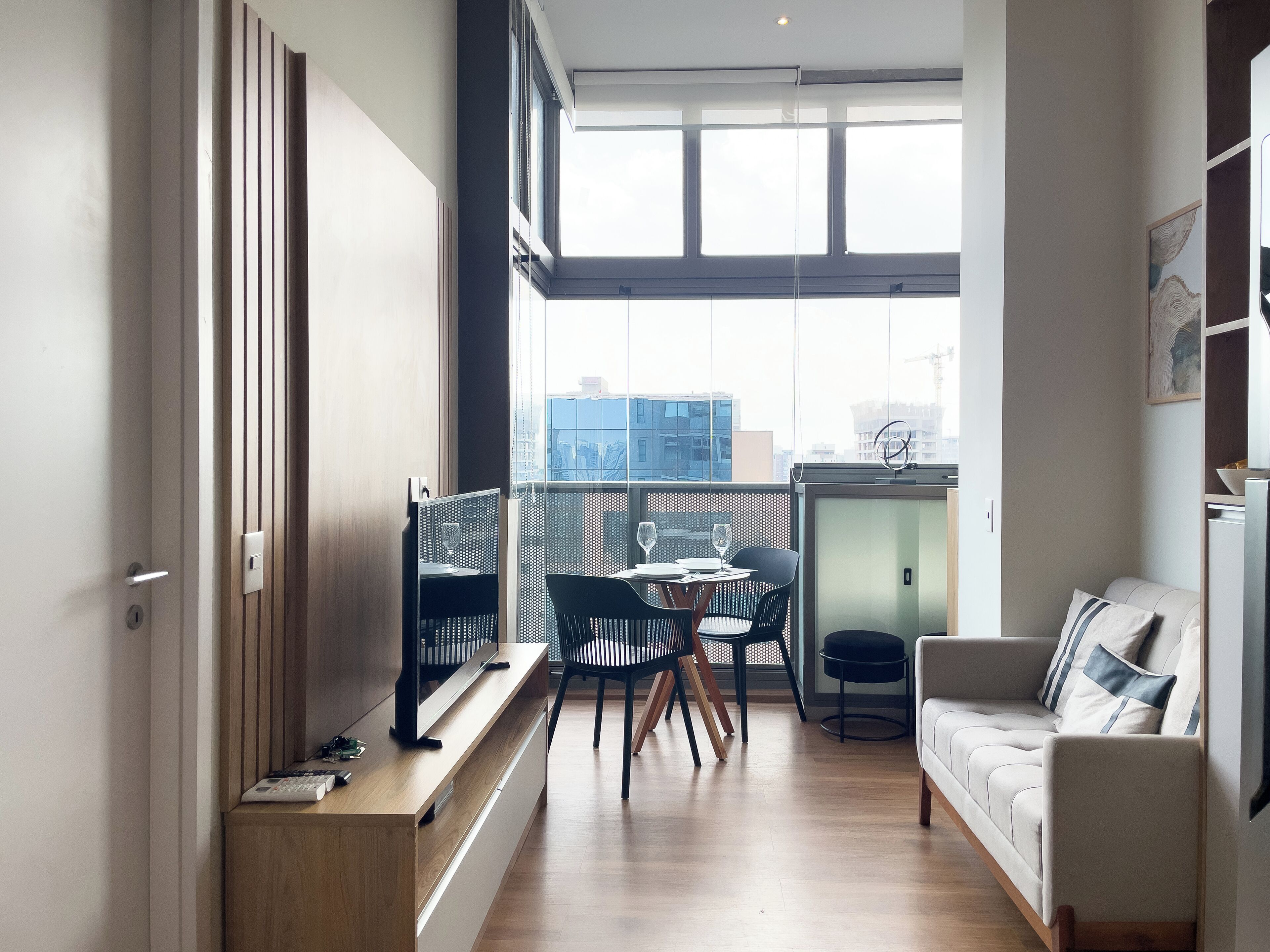 Apartemen | Ruang keluarga | Smart TV 40-inci dengan saluran TV digital dan layanan streaming