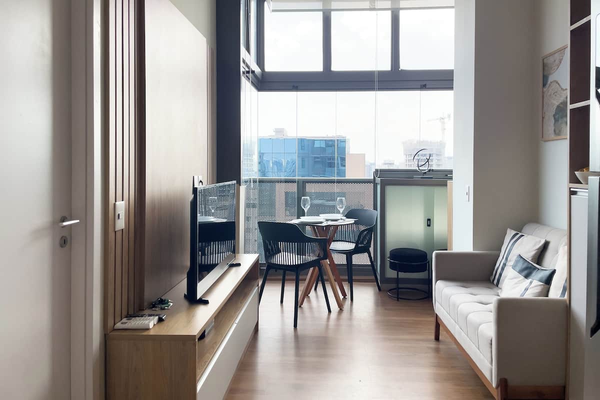 Apartemen | Ruang keluarga | Smart TV 40-inci dengan saluran TV digital dan layanan streaming