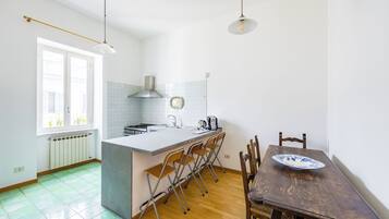 Frigorifero, forno, piano cottura, lavastoviglie