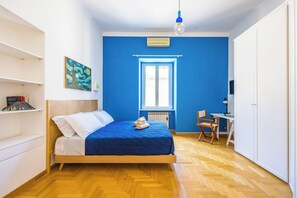 4 Schlafzimmer, Schreibtisch, Bügeleisen/Bügelbrett, Reisekinderbett