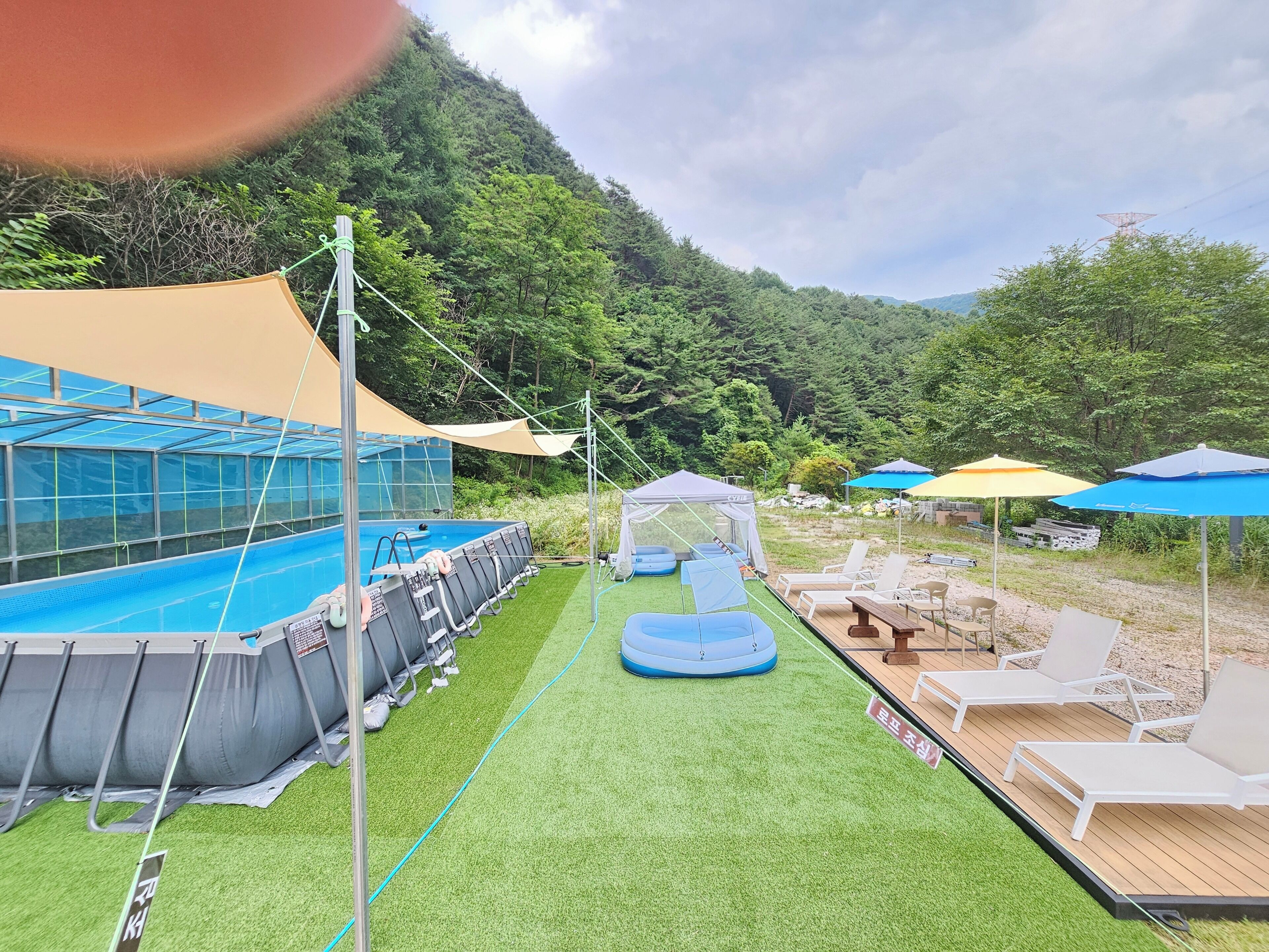 Una piscina al aire libre de temporada