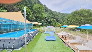 Una piscina al aire libre de temporada