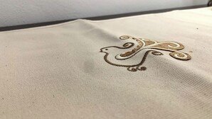 A close-up of a fabric with a decorative embroidered design. - Double Room with private bathroom in Terralba (Oristano) – Ginestra (Terralba)