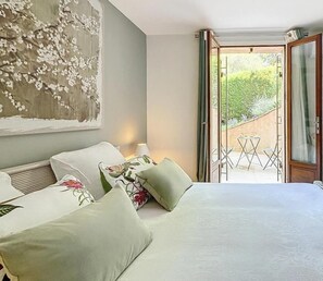 5 bedrooms, desk, iron/ironing board, free WiFi