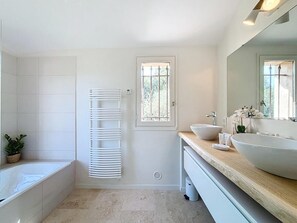 Shower, hair dryer, towels
