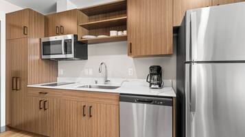 Een koelkast/vriezer, een magnetron, een kookplaat, een vaatwasser