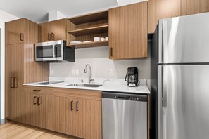 Full-size fridge, microwave, stovetop, dishwasher