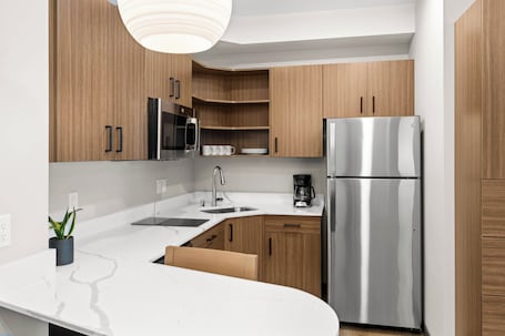 Estúdio clÔssico, 1 cama Queen e sofÔ-cama, cozinha americana | Cozinha privada | Geladeira, micro-ondas, cooktop, lava-louças