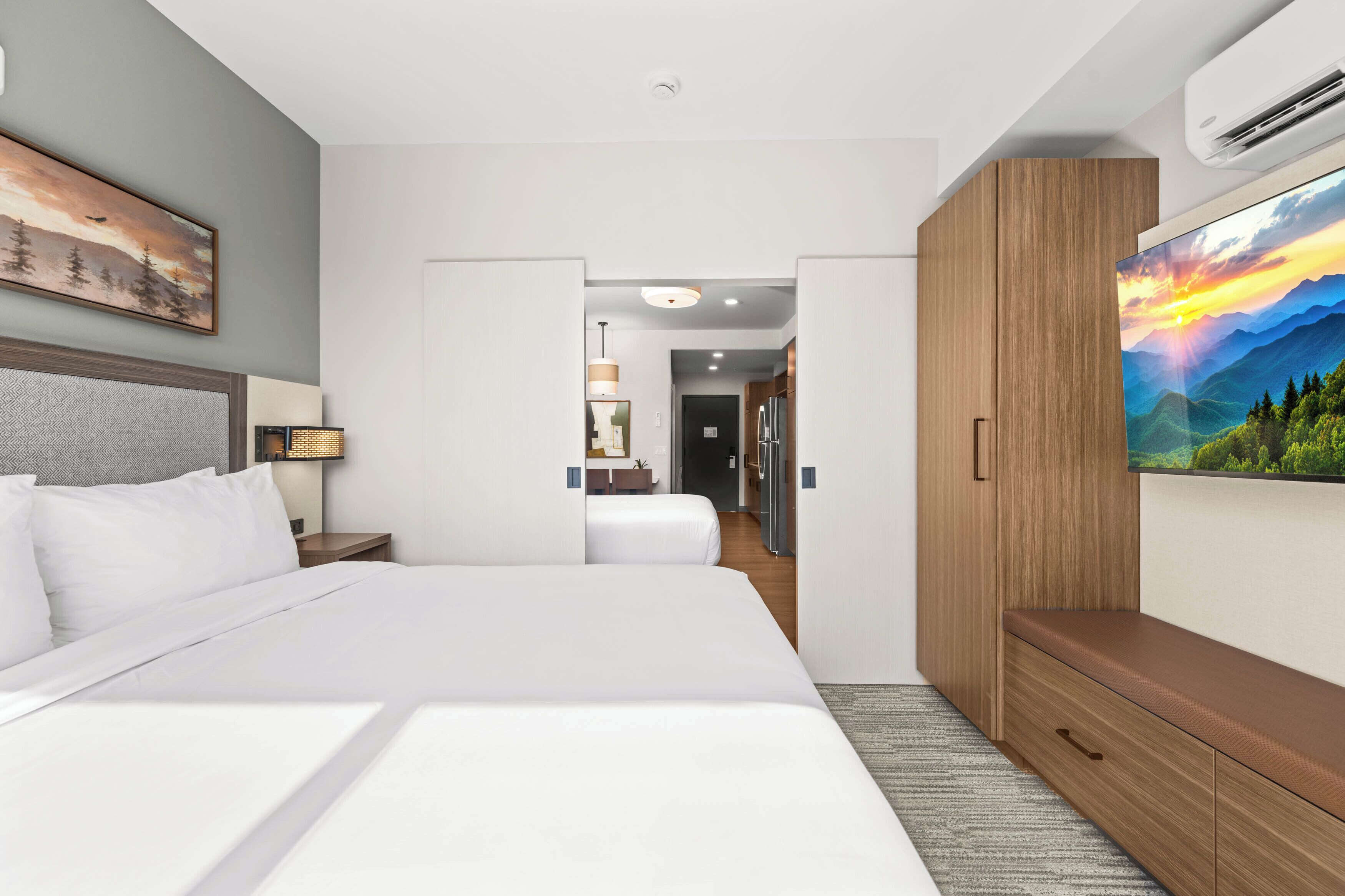 خزنة داخل الغرفة وستائر تعتيم ومكواة/لوح كي وواي فاي مجانًا