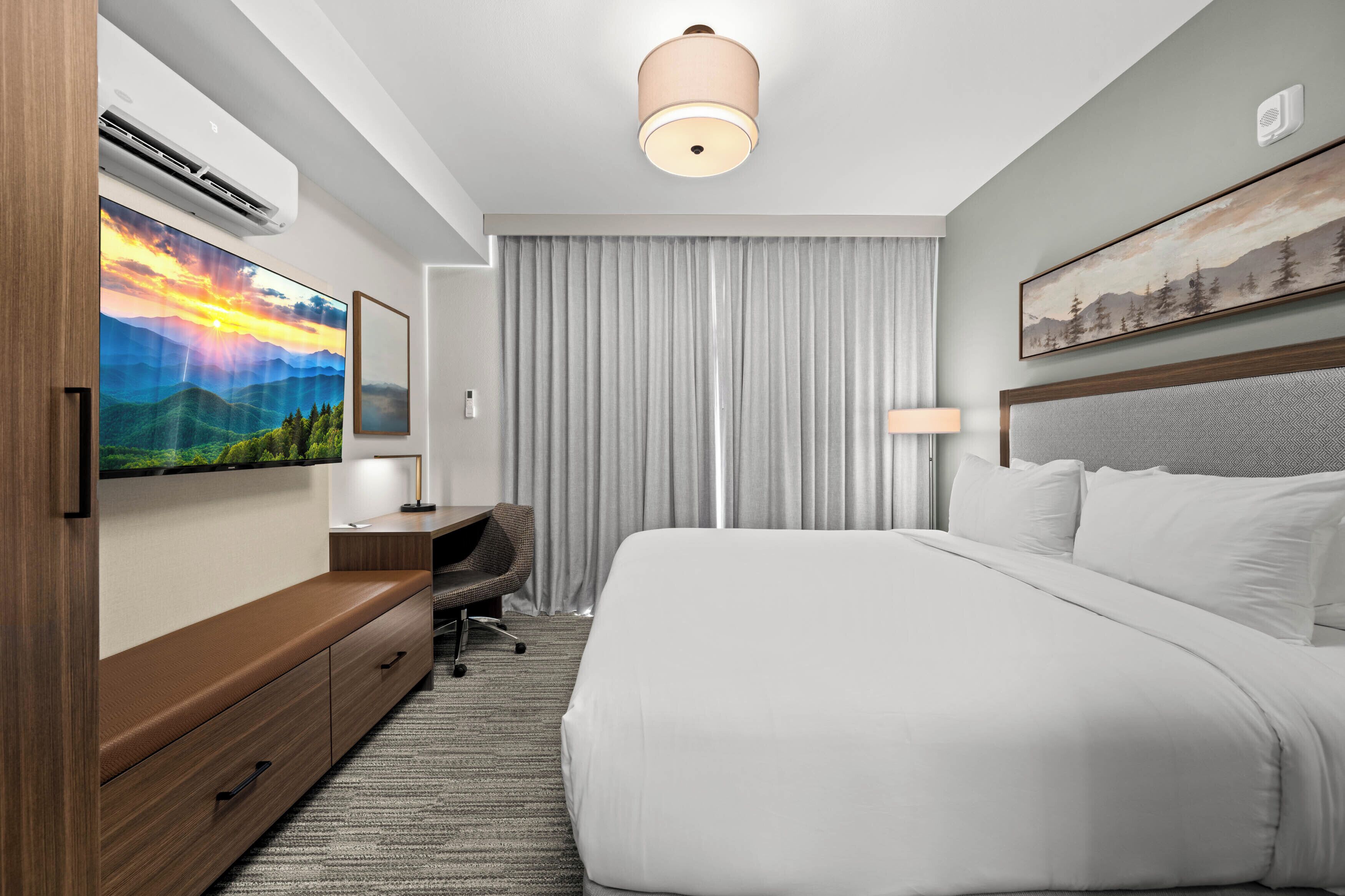 خزنة داخل الغرفة وستائر تعتيم ومكواة/لوح كي وواي فاي مجانًا