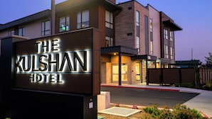A modern hotel building with a prominent sign reading "The Kulshan Hotel." - The Kulshan Hotel (Sedro-Woolley)