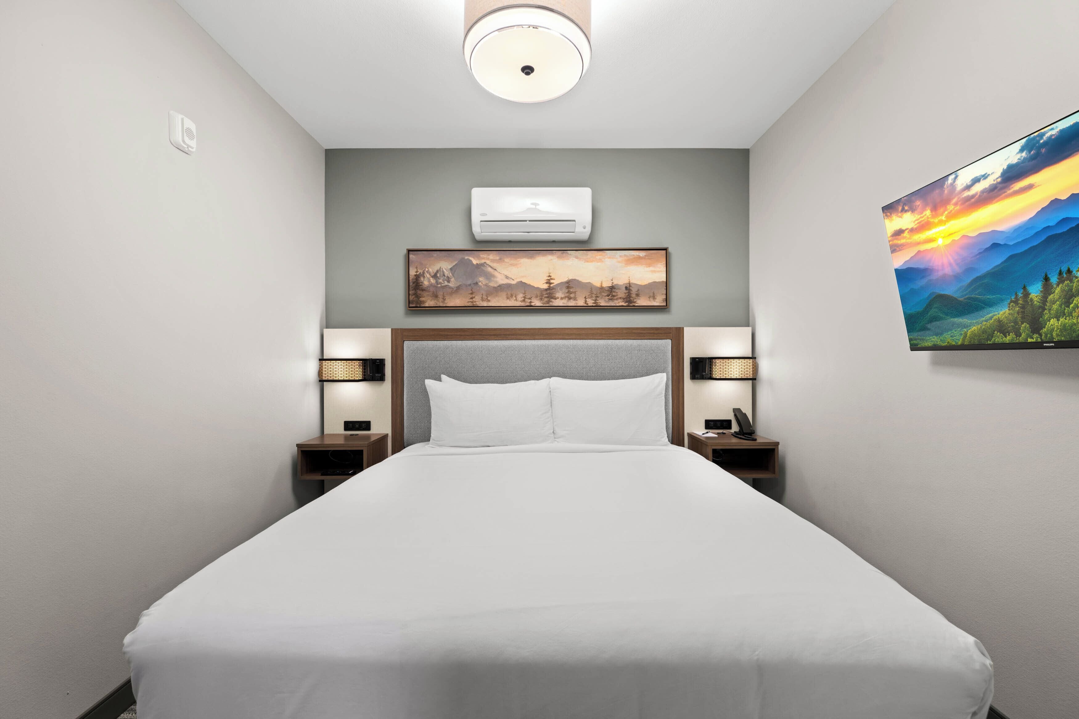 خزنة داخل الغرفة و ستائر تعتيم ومكواة/لوح كي وواي فاي مجانًا