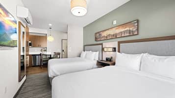 Estúdio clássico, 2 camas Queen, cozinha americana | 1 quarto, cofres nos quartos, Wi-Fi de cortesia, roupa de cama