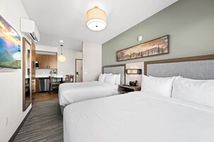 Estúdio clássico, 2 camas Queen, cozinha americana | Cofres nos quartos, cortinas blackout, ferros/tábuas de passar roupa
